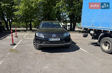 Позашляховик / Кросовер Volkswagen Touareg 2014 в Рівному